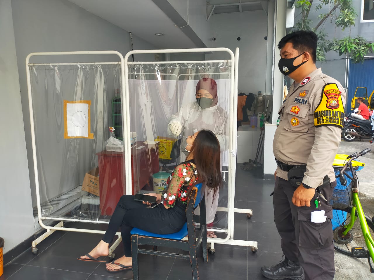 Polisi Monitoring Rapid Test Antigen Puluhan Warga Taman Sari Kantor